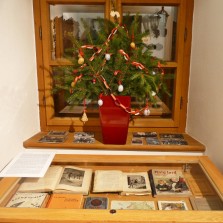 Vánoční výzdoba a dobové knihy jako vánoční dar. Foto: Kamila Dvořáková