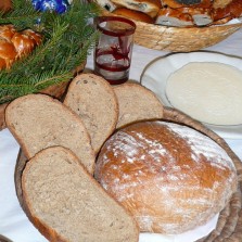 Od každé plodiny mělo být na stole něco - chléb zastupuje žito, vánočka, koláče a buchty pšenici. Foto: Kamila Dvořáková