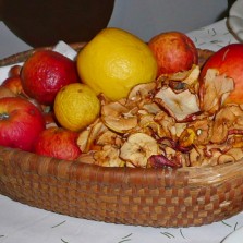 Ze zahrady nechyběla jablíčka, oříšky, sušené švestky a křížaly. Foto: Kamila Dvořáková
