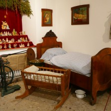 Kout s postelí a betlémem. Foto: Kamila Dvořáková