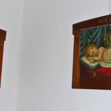 Obrazy s Ježíškem nad postelí. Foto: Kamila Dvořáková