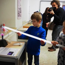 Mezi pokusy si návštěvníci prohlížejí výstavu Technická herna na cestách aneb fyzika hrou. Foto: Kamila Dvořáková
