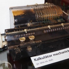 Mechanický kalkulátor. Foto: Kamila Dvořáková