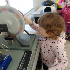 Výrobu elektřiny zvládne i  malé dítě. Foto: MŠ Pohádka, Radka Ondráčková