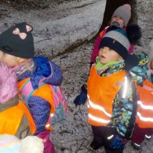 Cesta lesem je pro děti dobrodružstvím. Foto: MŠ Nové Veselí, Berušky, Veronika Pružincová