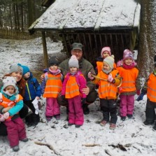 Dětem se v zachumeleném lese líbí. Foto: MŠ Nové Veselí, Berušky, Veronika Pružincová (22)