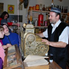 Průvodce za pultem. Foto: Kamila Dvořáková