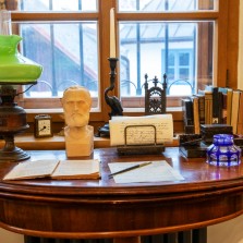 Stolek s lampou a psacím náčiním. Foto: Milan Šustr