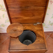 Přenosná toaleta z počátku 20. století. Foto: Milan Šustr