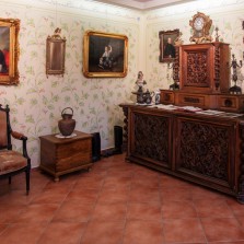 Kout s příborníkem. Foto: Milan Šustr