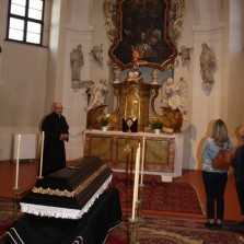 Zastavení v kapli sv. Barbory s jezuitou. Foto: Antonín Zeman