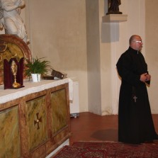 Jezuita seznamuje posluchače s tématem barokní dobré smrti. Foto: Antonín Zeman