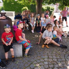 Děti čekají na loutkové divadlo. Foto: Kamila Dvořáková