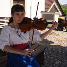 Stella Betula historickou hudbou doplňuje malý trh. Foto: Kamila Dvořáková