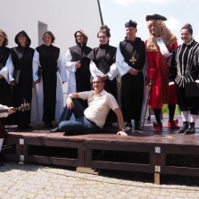 Herci vytáhli na pódium i autora hry Stanislava Mikuleho. Foto: Kamila Dvořáková