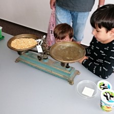 Děti váží na historických vahách hrách i kávu. Foto: Kamila Dvořáková