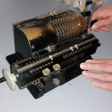 Mechanický počítací stroj z 30. let 20. století. Foto: Kamila Dvořáková