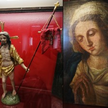 Ježíš Kristus jako vykupitel, barokní plastika z radniční kaple (Museum Retz) a barokní obraz světice (RM Žďár n. S.). Foto: Kamila Dvořáková