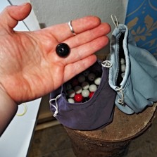 Kuličky určí, zda přežijete mor či tyfus (černá znamená smrt). Foto: Kamila Dvořáková