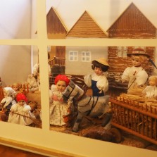 Práce na venkově (krojované panenky z dílny Marie Žilové a Evy Jurmanové). Foto: Kamila Dvořáková