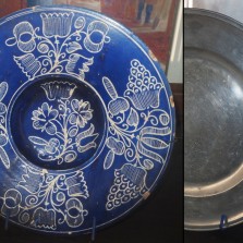 Mísa s modrou engobou ze 17. století (Horácké muzeum Nové Město na Moravě) a cínový talíř ze 17. století (RM Žďár n. S.). Foto: Kamila Dvořáková