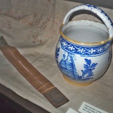 Koutní hrnec (Horácké muzeum Nové Město na Moravě) a škapulíř (Museum Retz). Foto: Kamila Dvořáková