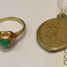Zlatý prsten (Muzeum Vysočiny Jihlava) a mosazný přívěšek se sv. Benediktem, za pobožnost (Museum Retz). Foto: Kamila Dvořáková