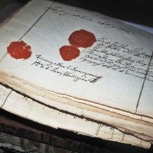Barokní rukopis a pečeti. Foto: Kamila Dvořáková