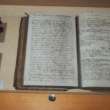 Pozemková kniha se zápisem o Václavu Krškovi z roku 1690 a nové městské pečeti z roku 1706. Foto: Kamila Dvořáková
