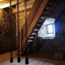Středověké zdivo a dřevěné schodiště. Foto: Kamila Dvořáková
