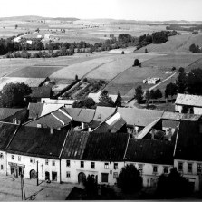 Pohled na náměstí a pole, kde bude stát sídliště U Průmyslové školy. Foto: Archiv RM