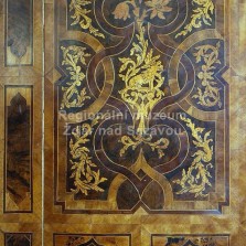 Detail bohatě intarzované skříně z 18. století.