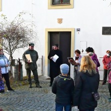 Vycházka začne před budovou tvrze. Foto: Kamila Dvořáková
