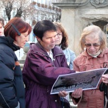 Diskuse nad dobovými fotografiemi. Foto: Kamila Dvořáková