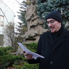 Průvodce vycházkou Mgr. Stanislav Mikule u pomníku J. T. Doležala na Doležalově náměstí. Foto: Kamila Dvořáková