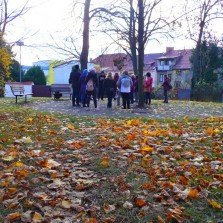 Jak souvisí parčík za divadlem s J. T. Doležalem? Foto: Kamila Dvořáková