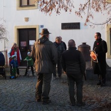 Účastníci vycházky se scházejí před Regionálním muzeem. Foto: Jarmila Krejčová