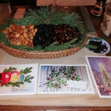 Fíky, datle, sušené švestky, rozinky a vánoční pohlednice. Foto: Kamila Dvořáková