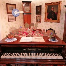 Vánočně vyzdobené piano s betlémem. Foto: Kamila Dvořáková