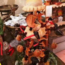 Vrkoč z oříšků, rozinek, křížal a dalších dobrot. Foto: Kamila Dvořáková