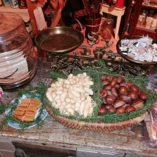 Jedlé kaštany, arašídy, "střapáče", karamely... Foto: Kamila Dvořáková
