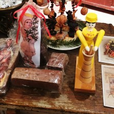 Perníky, pohlednice a dřevěná hračka. Foto: Kamila Dvořáková