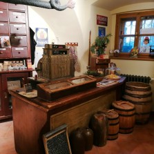 Pult s mechanickou pokladnou. Foto: Kamila Dvořáková