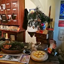 Vánoční dobroty a dobová reklama. Foto: Kamila Dvořáková