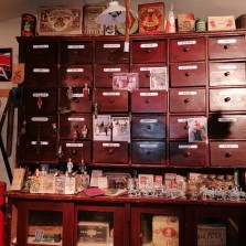 Vánočním zbožím ověšený regál se "šuflaty". Foto: Kamila Dvořáková