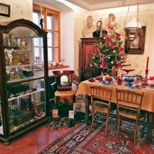 Kout se stromečkem a prostřeným stolem. Foto: Kamila Dvořáková