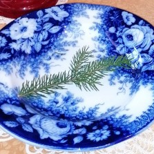 Talíř s modrým dekorem. Foto: Kamila Dvořáková