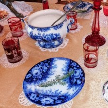 Prostírání s modrým dekorem. Foto: Kamila Dvořáková