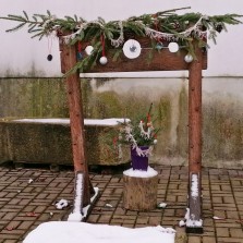 Vánočně vyzdobený pranýř. Foto: Kamila Dvořáková