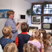 Seznámení s technikou devadesátých let děti pobavilo. Foto: MŠ Zámek Žďár